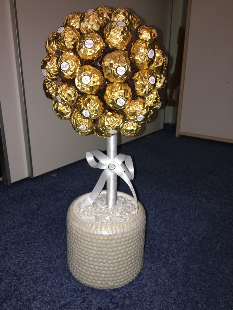 Weihnachtsgeschenke: Christbaumkugel aus gold